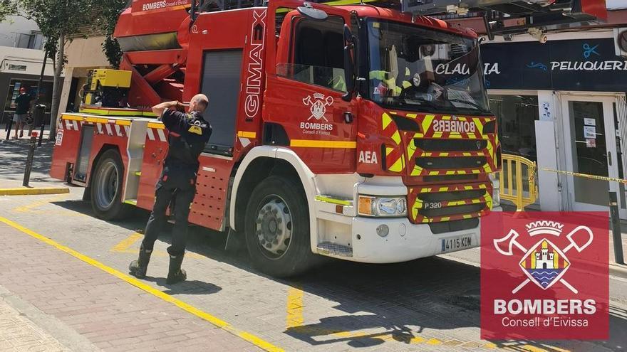 Los bomberos apuntalan parte de una fachada que amenazaba con desprenderse en la ciudad de Ibiza