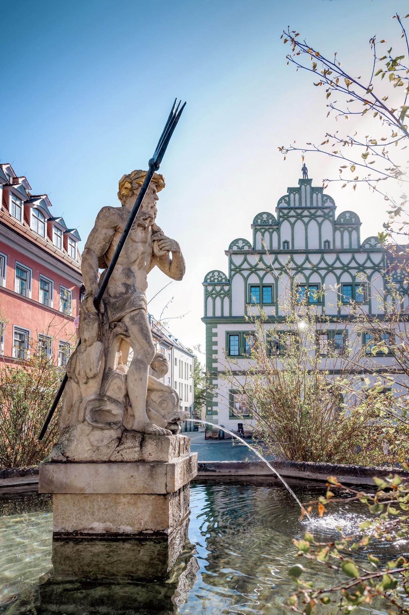 Fuente de Neptuno en la plaza del mercado de Weimar.