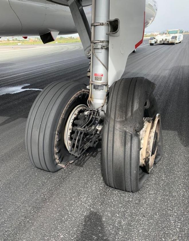Así quedaron las ruedas del avión tras el pinchazo en la pista de aterrizaje del aeropuerto de Ibiza