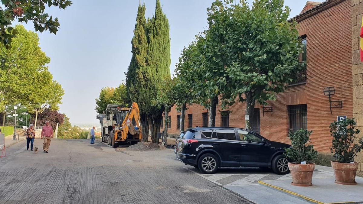 Obras de pavimentación en la zona de aparcamientos frente al Parador.