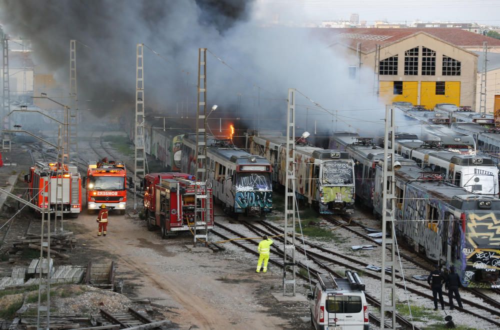 Incendio en un antiguo taller de FGV de Torrent