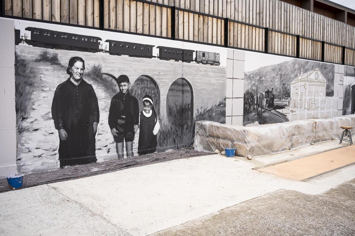 Com és el nou mural de 47 metres dedicat a la història ferroviària de Balsareny? Com és el nou mural de 47 metres dedicat a la història ferroviària de Balsareny?
