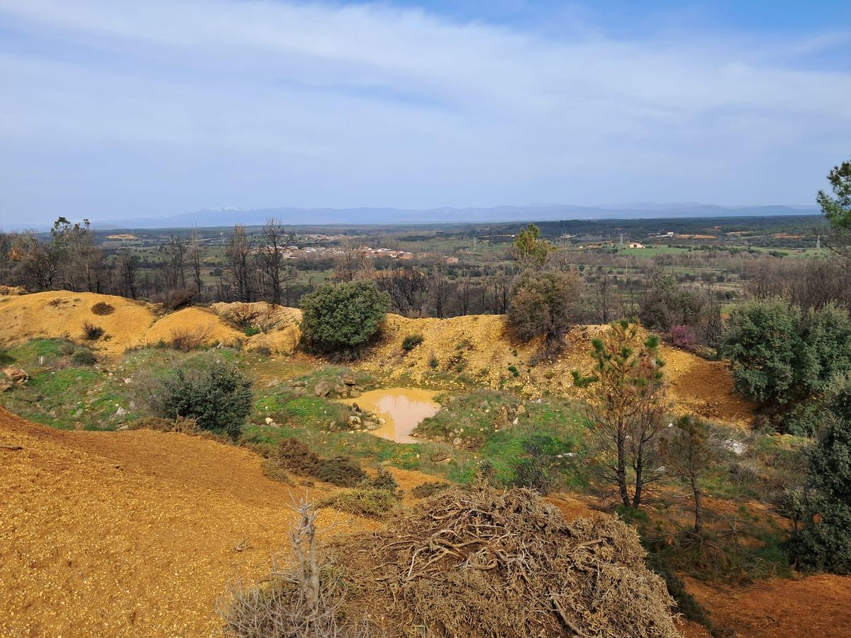 Terrenos de El Ramajal, en Junquera de Tera (al fondo), donde se prevé que se construya la planta de biometano.