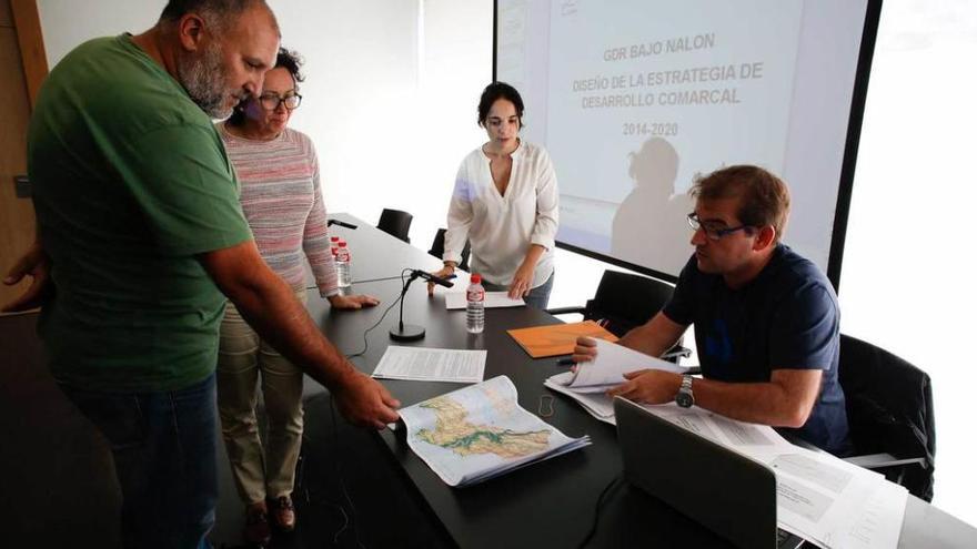 Por la derecha, Juan Lázaro, Mar González, Soraya Casares y Alfredo Montes, ayer, en el Valey.