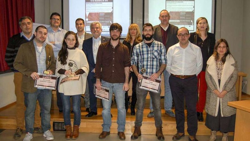 Los alumnos premiados, ayer, con representantes de la UVigo, Expourense y Diputación. // Brais Lorenzo