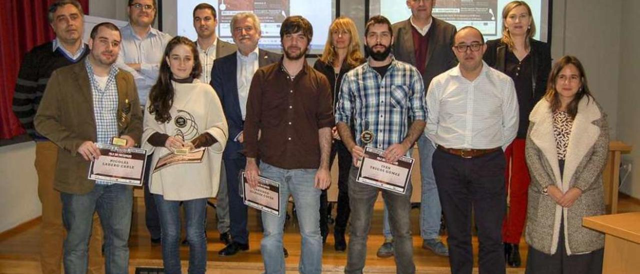 Los alumnos premiados, ayer, con representantes de la UVigo, Expourense y Diputación. // Brais Lorenzo