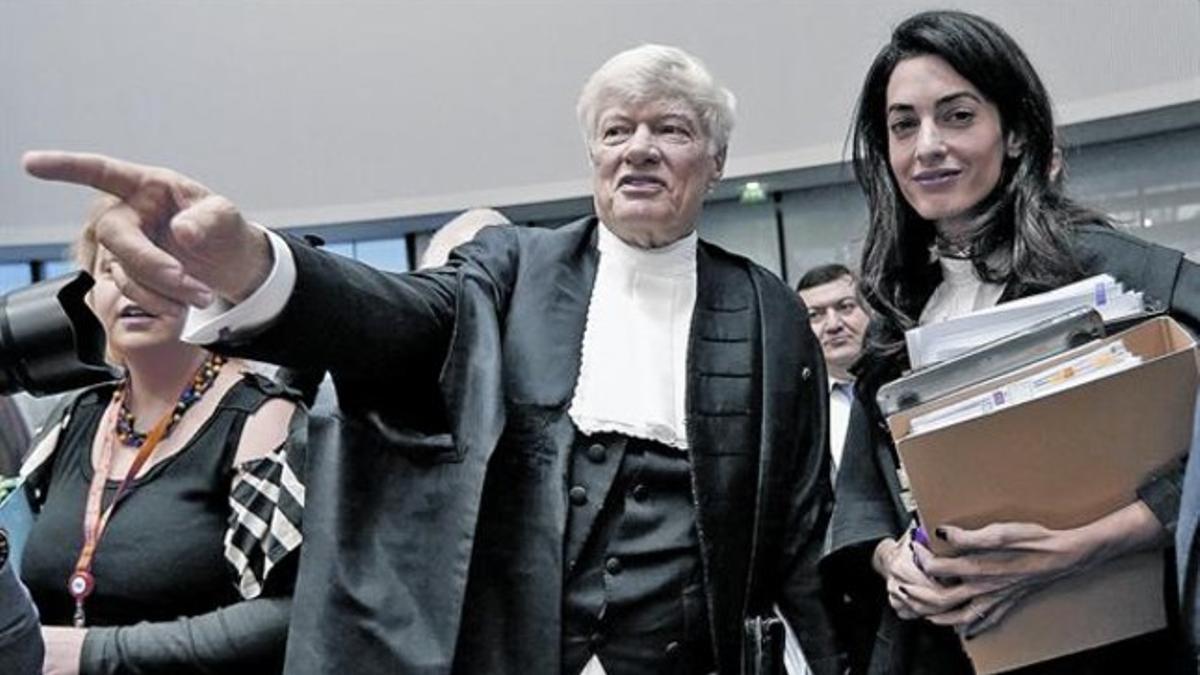Los abogados Geoffrey Robertson y Amal Clooney, antes de que se iniciara la vista ante el Tribunal de Derechos Humanos de Estrasburgo, ayer.