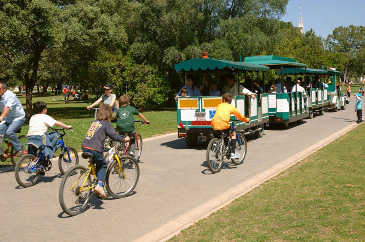 Parque del Alamillo, el gigantesco pulmón verde de Sevilla con lagos, zonas de pícnic y su propio ferrocarril