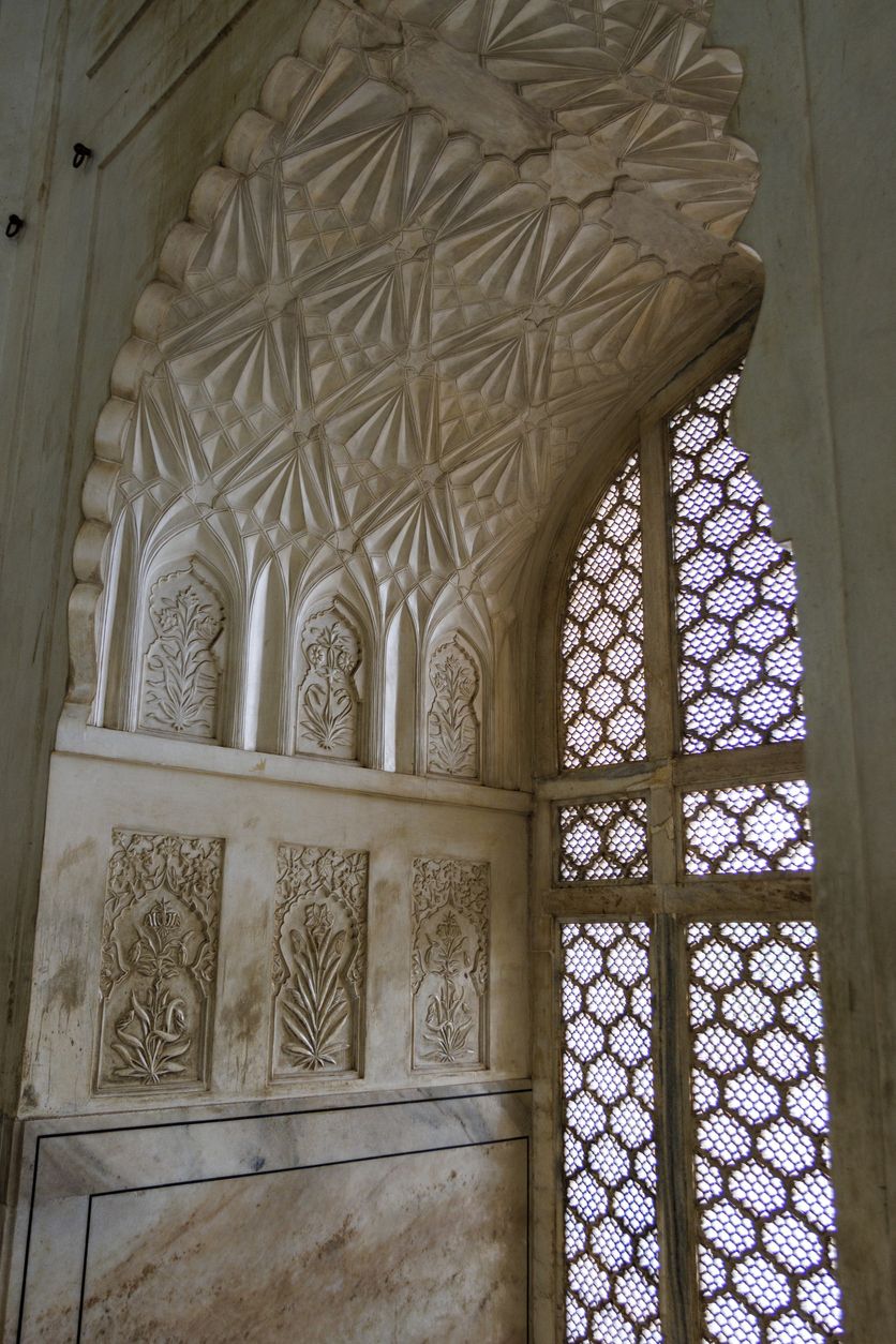 Detalles en el interior del 'Taj Mahal bebé'.