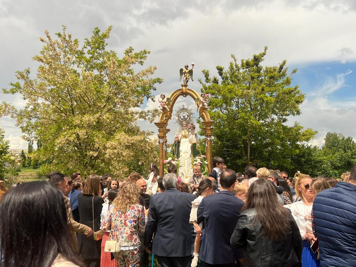 Devotos arropan a la Virgen el Olmo en la fiesta celebrada el pasado año.