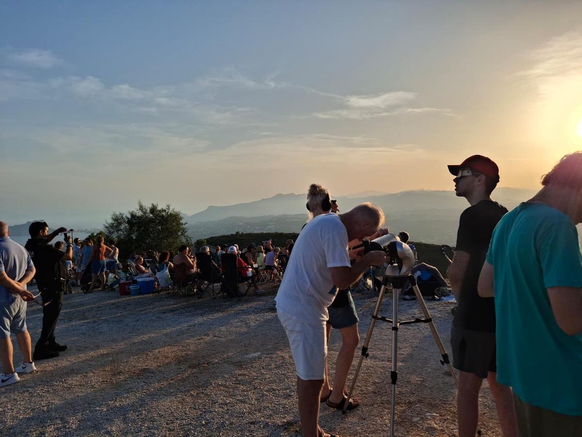 Así se ha vivido el eclipse en la cima del Puig de la Llorença, en Benitatxell (imágenes) Así se ha vivido el eclipse en la cima del Puig de la Llorença, en Benitatxell (imágenes)