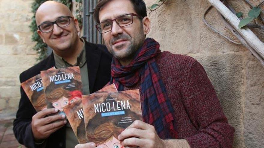 Eduardo Parra y Francisco Flores (d.) muestran su libro.