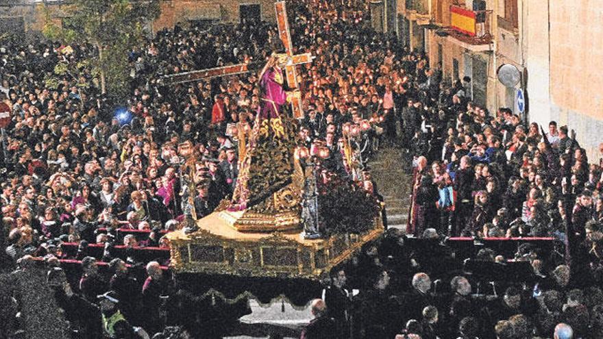 Uno de los momentos más bellos de la procesión se vive a la llegada al Convento de Nuestra Señora de Monserrate, cuando parece que la imagen camina sobre los fieles.