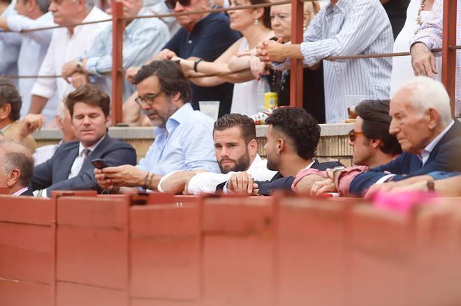 Nacho, en el centro, sentado, disfruta de la corrida en Córdoba