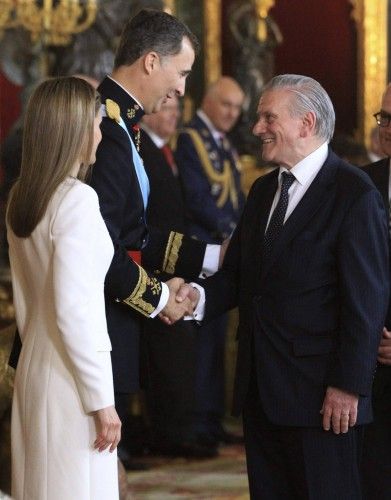 Los nueves Reyes han saludado a diversas personalidades de España en el Palacio Real