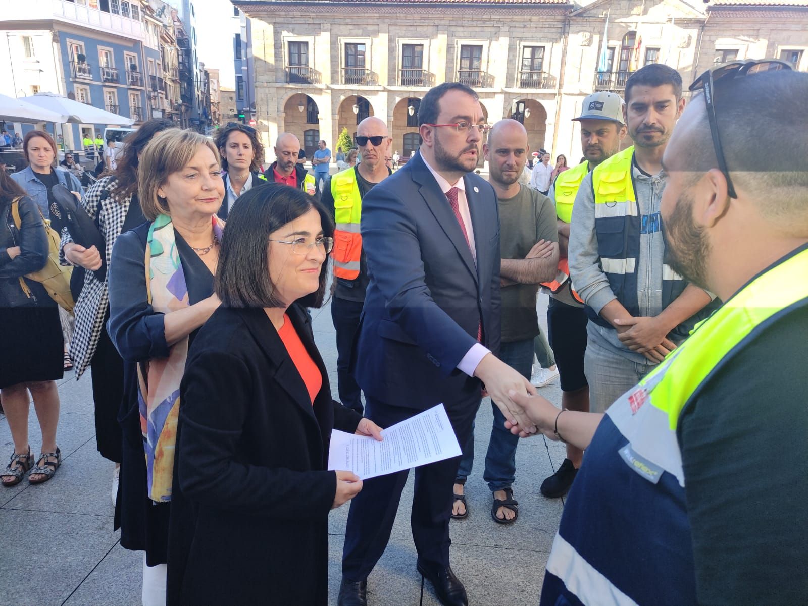 La visita de la ministra de Sanidad, Carolina Darias, a Avilés, en imágenes