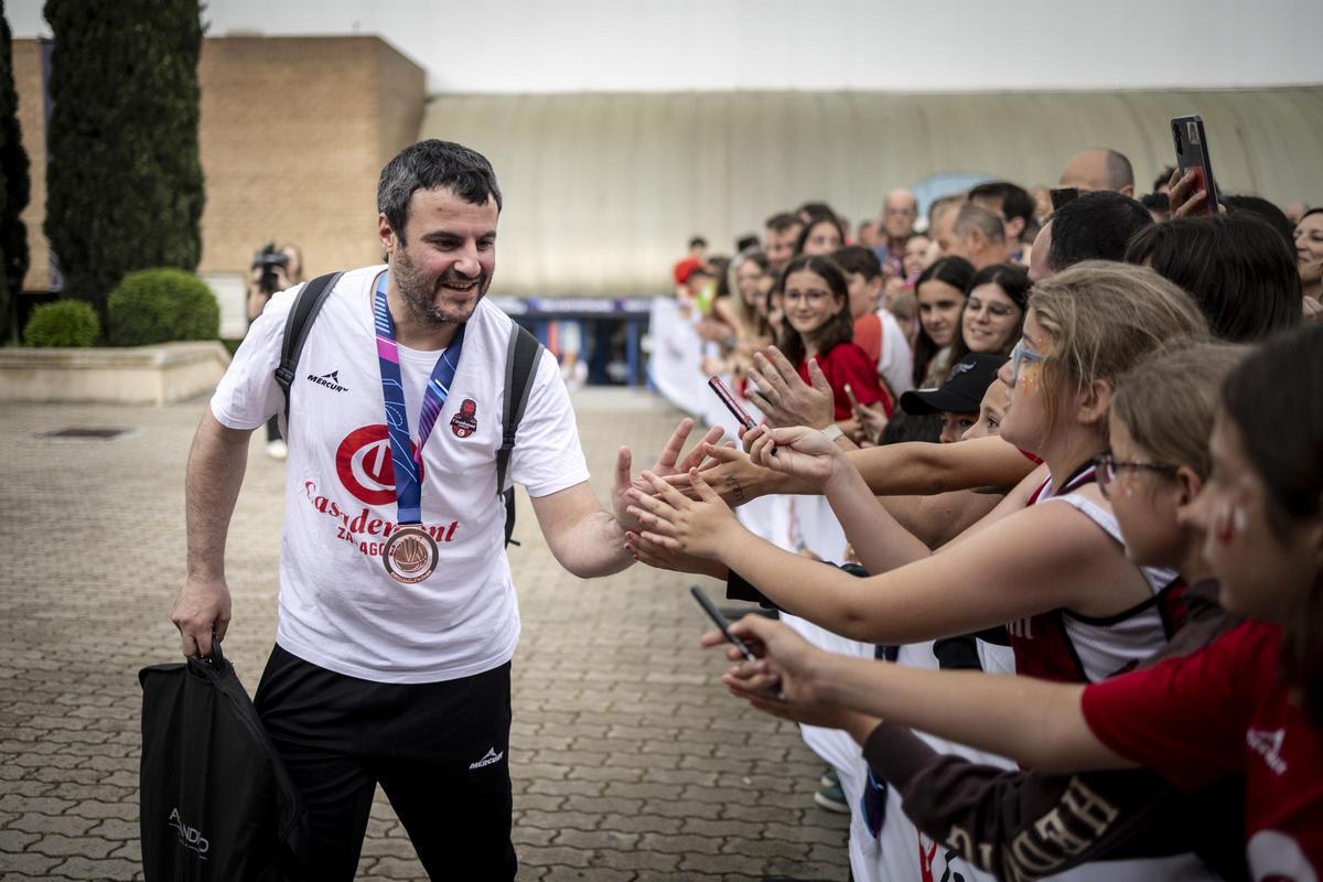 Cantero, con la medalla de bronce, saludando a la afición