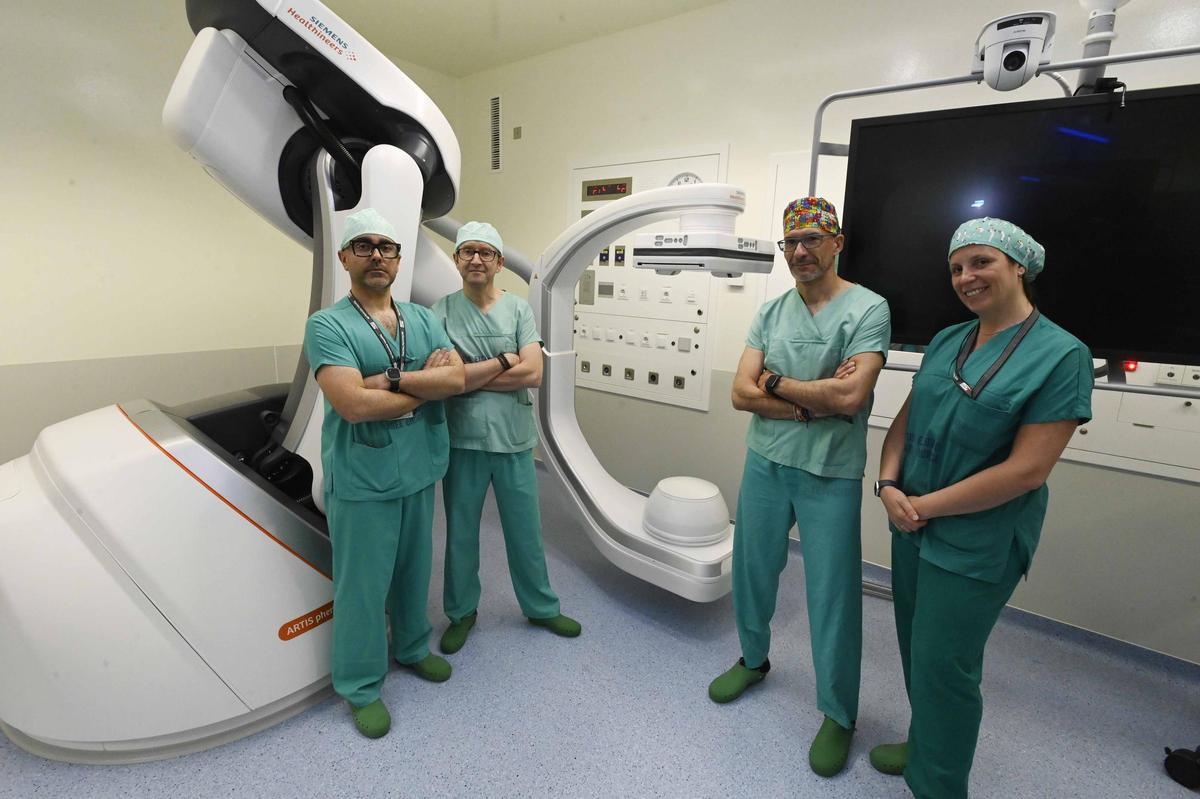 Equipo médico que llevó a cabo la novedosa cirugía vascular en el Cunqueiro