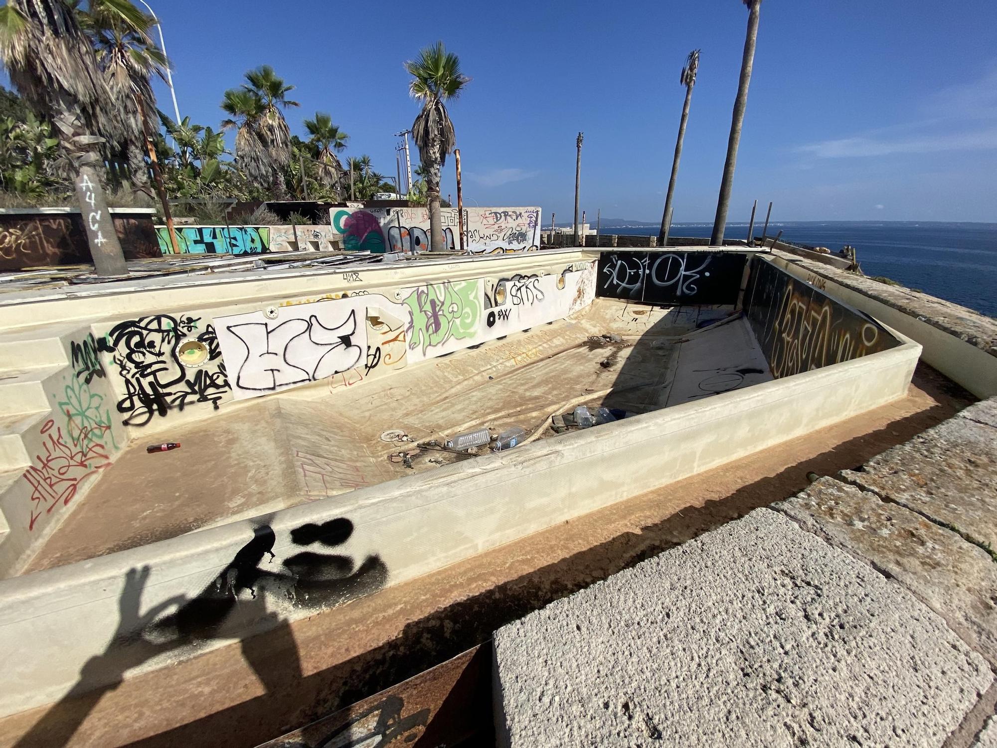 FOTOS: Estos son los restos del beach club Lolita sobre el fortín de San Carlos de Palma que la Autoridad Portuaria retirará