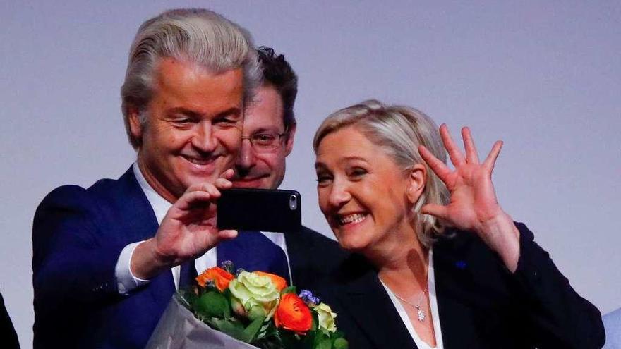 Wilders se fotografía con la francesa Le Pen, en una reunión ultraderechista en Coblenza (Alemania). // Efe
