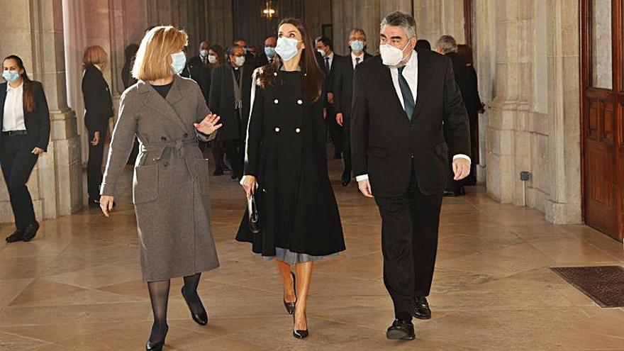 Letizia, en el centro, con el abrigo de Carolina Herrera. | Efe