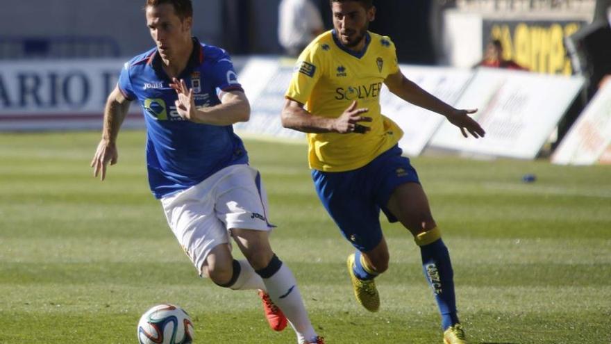 Susaeta, con el balón, durante el partido de vuelta de la promoción de ascenso ante el Cádiz. miki lópez