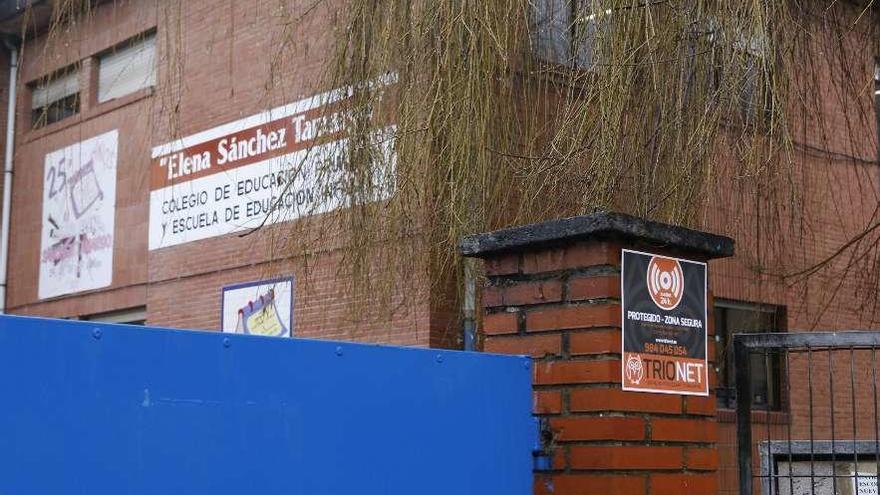 El colegio Elena Sánchez Tamargo, con el cartel alusivo a la nueva alarma en primer término.