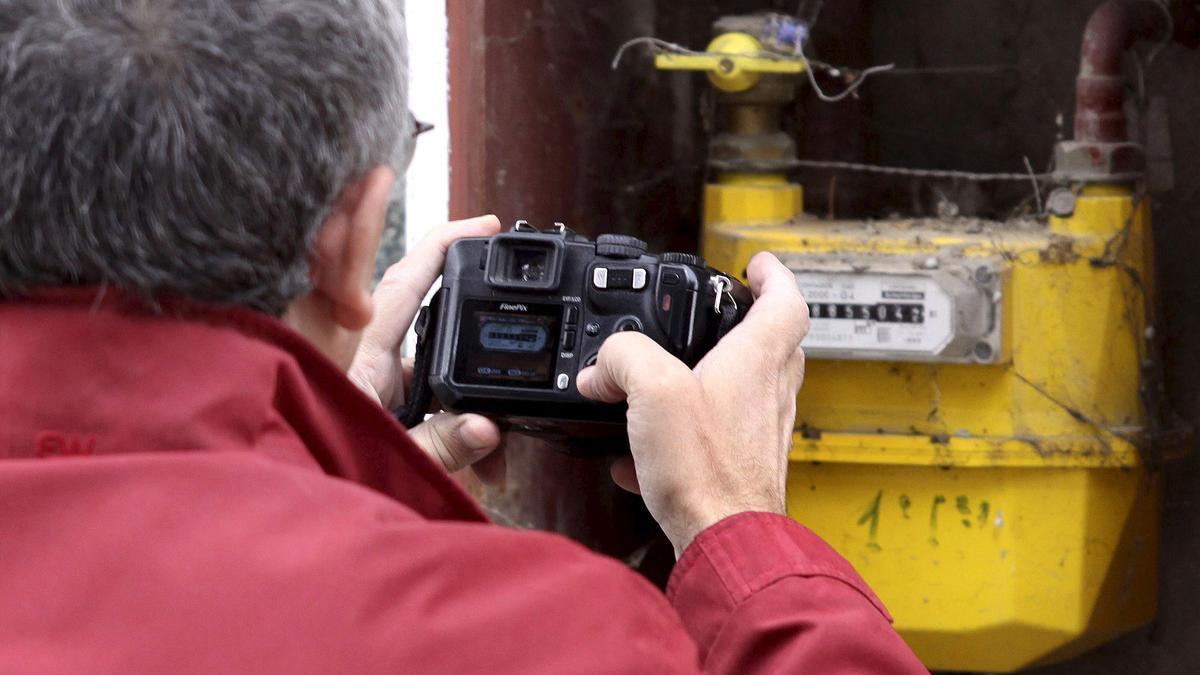 Concede un plazo de un mes a Madrileña Red de Gas para que anulara las cantidades requeridas por dicho concepto desde enero de 2015.