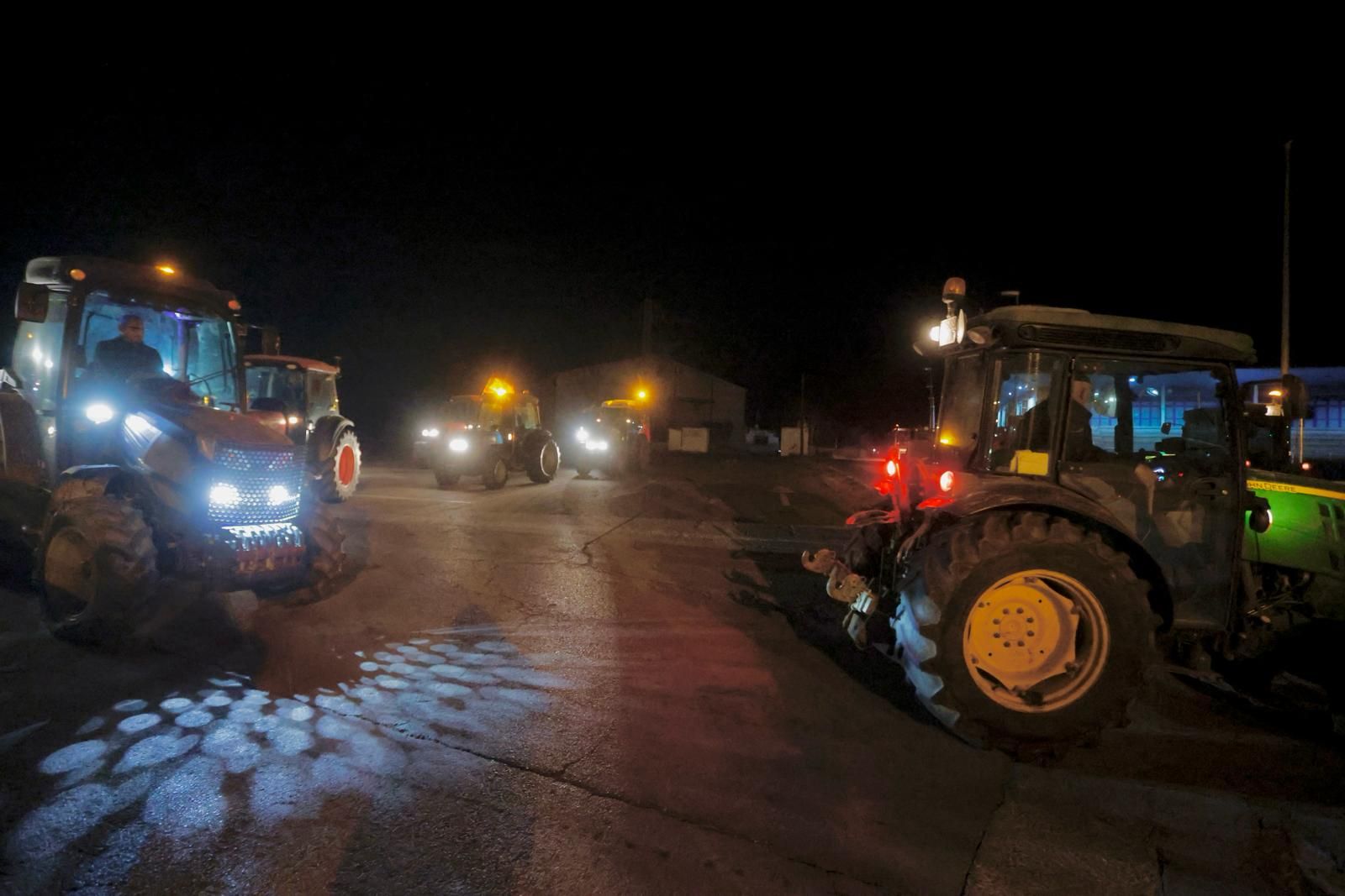 Una caravana de tractores irrumpe en dirección a València