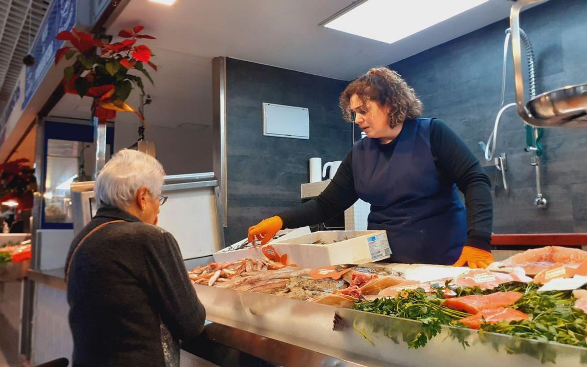 Las compradoras esperan su turno frente a la Carnicería Hermanos Pérez. | D.V.