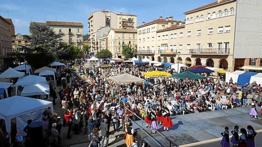 La plaça de l&#039;Ajuntament plena de gent i parades, ahir a la tarda