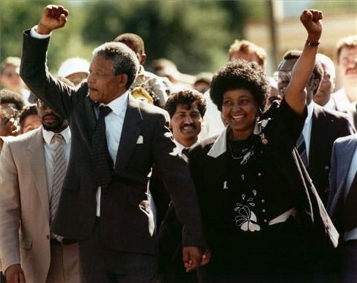 Nelson Mandela saluda la multitud, acompanyat per la que aleshores era la seva dona, Winnie, al sortir de la presó l’11 de febrer de 1990 a Ciutat del Cap.