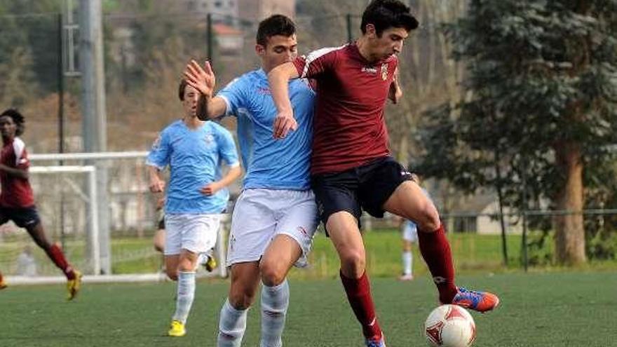 Un jugador granate controla el balón ante un rival. // Rafa Vázquez
