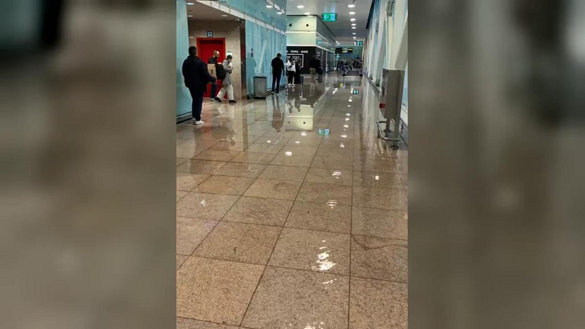 El aeropuerto de Barcelona-El Prat, con goteras y los pasillos inundados tras las intensas lluvias