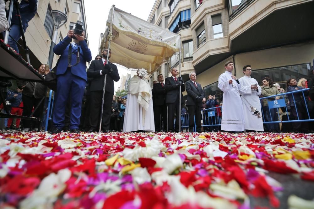 Pese a la fina lluvia que caía a primera hora de la mañana la procesión de Domingo de Resurección pudo celebrar el tradicional Encuentro en las cuatro esquinas