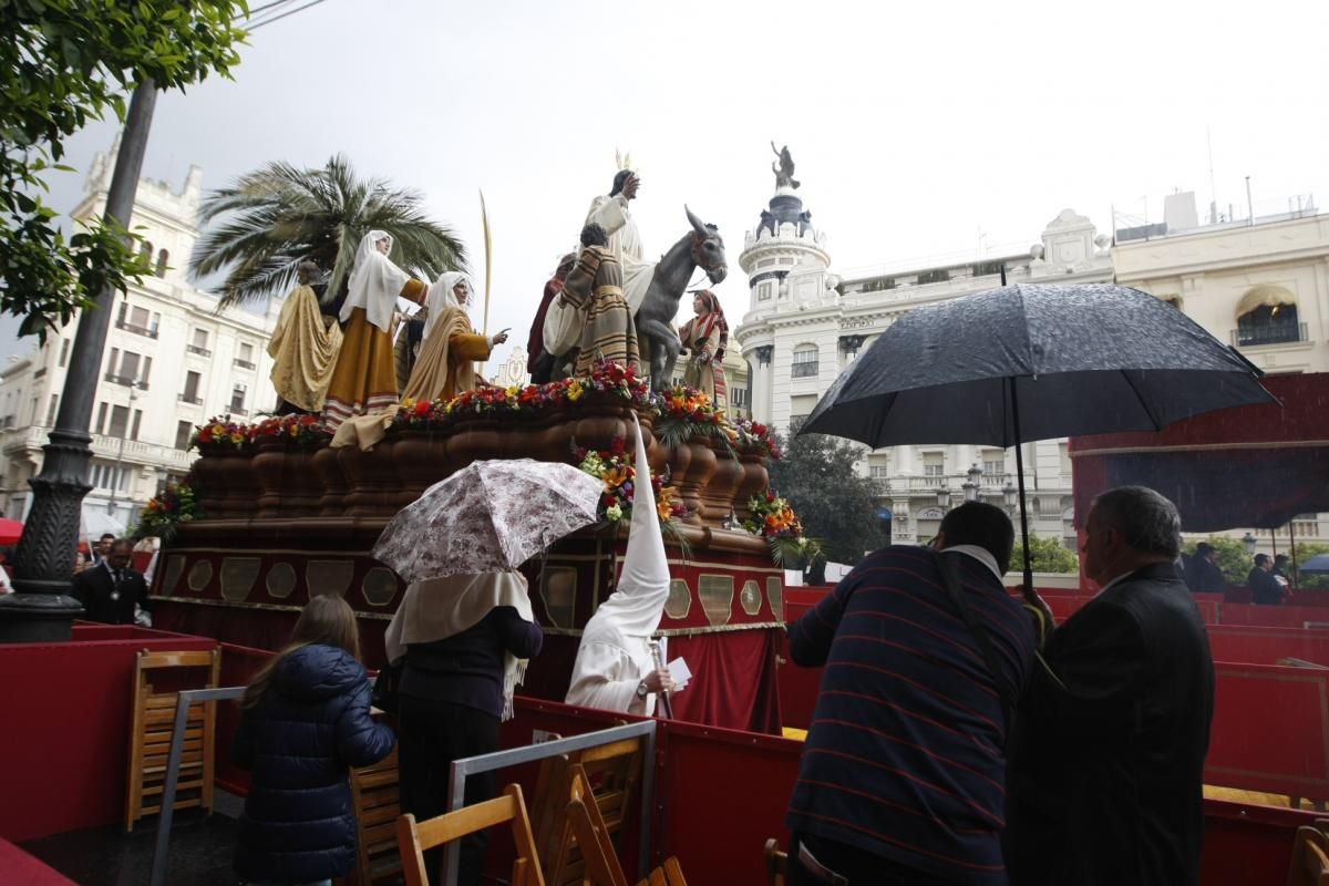 FOTOGALERIA  / Una granizada pone fin a 'La Borriquita'