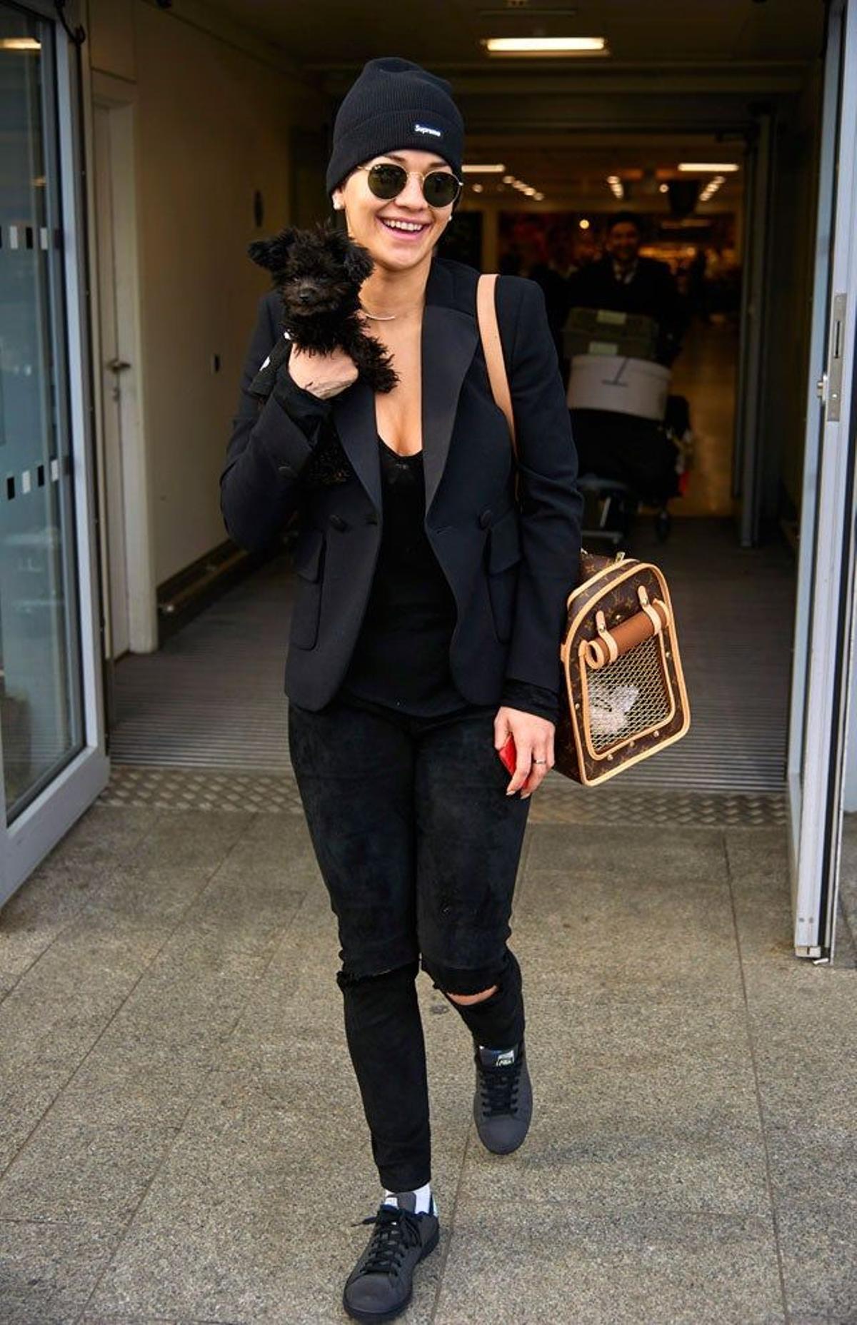 Rita Ora se va con su perrito Cher Bear a Los Ángeles