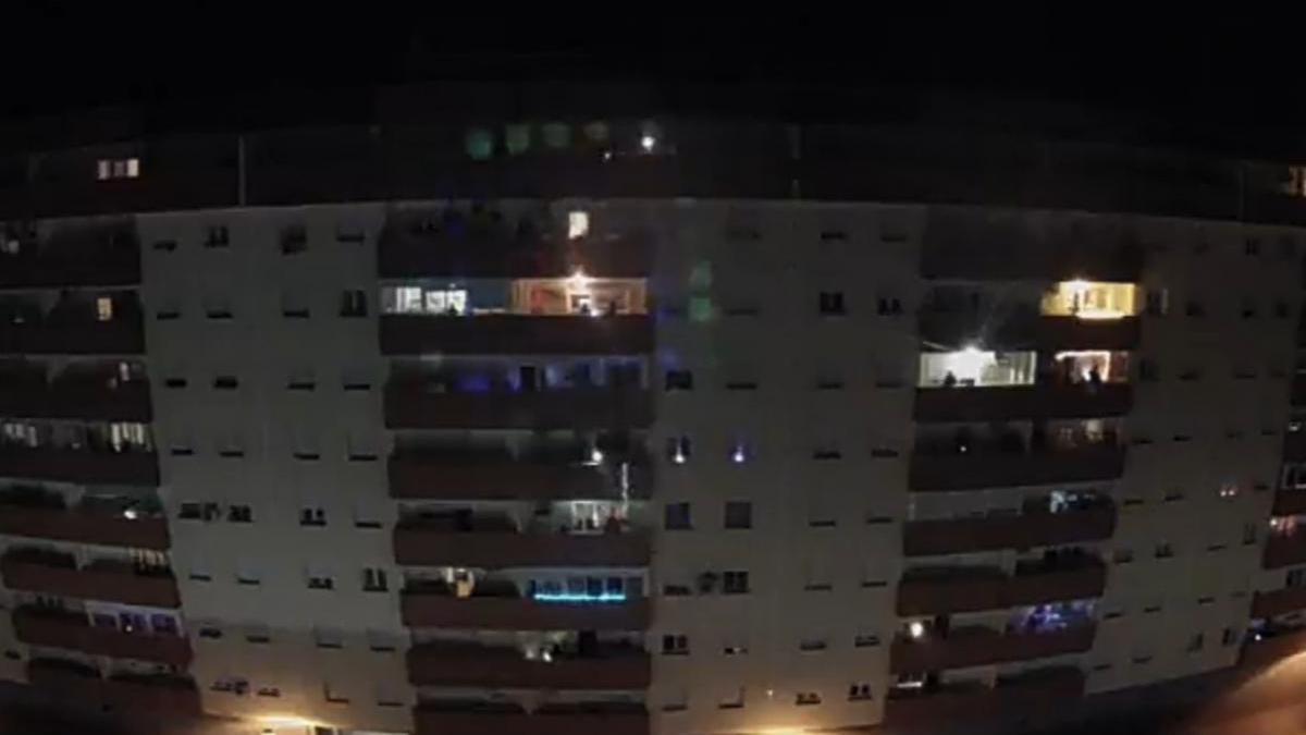 La policía denuncia a un cacereño por animar con música desde su balcón