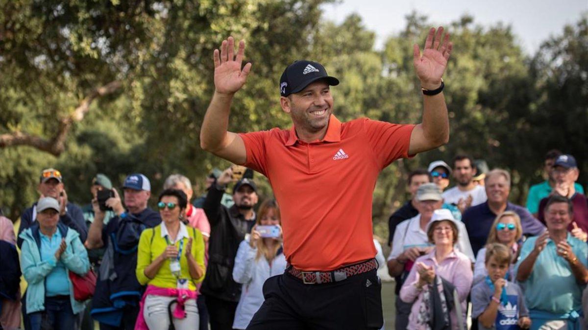 Sergio saluda a los aficionados tras su victoria en Valderrama