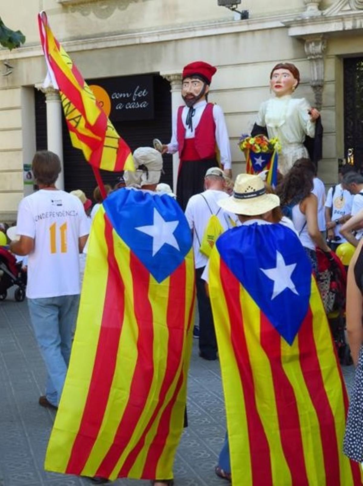 Gegants entre los participantes a la manifestación de la Diada en Barcelona, horas antes del inicio de esta.