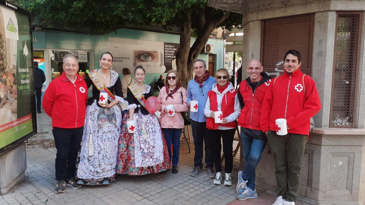 Miembros de colectivos como la Gestora de Festejos Populares también participan con el Día de la Banderita de Cruz Roja