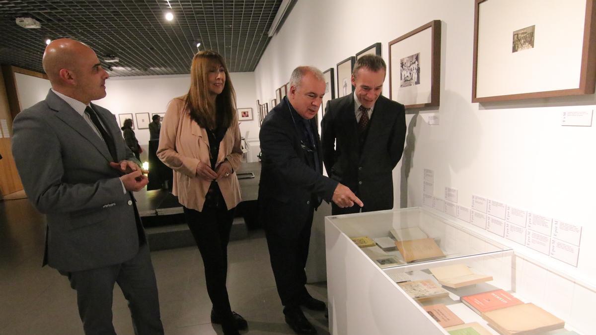 Responsables de la exposición y de la Fundación Cajasol durante la inauguración de la exposición.