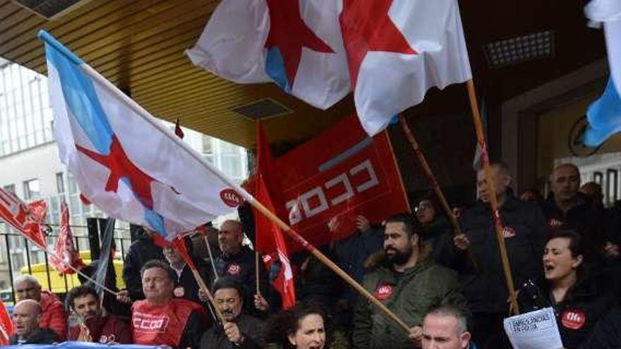 Pancarta y participantes en la concentración en el Provincial. // G.S.