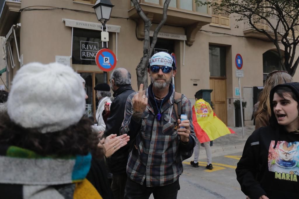 Más de 300 personas se concentran ante el Palacio de la Almudaina al grito de 'libertad' y 'Armengol dimisión'