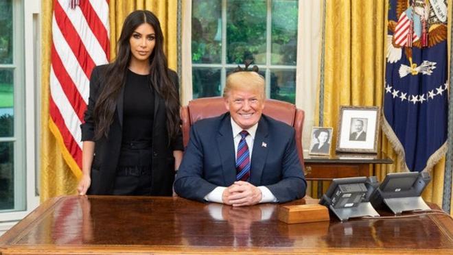 Kim Kardashian junto a Donald Trump