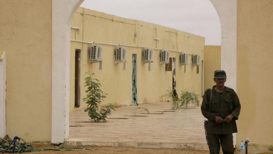 Un hombre vigila la entrada del campamento de Tinduf, en Argelia.