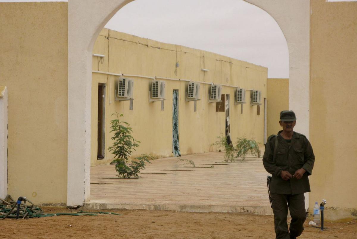 Un hombre vigila la entrada del campamento de Tinduf, en Argelia