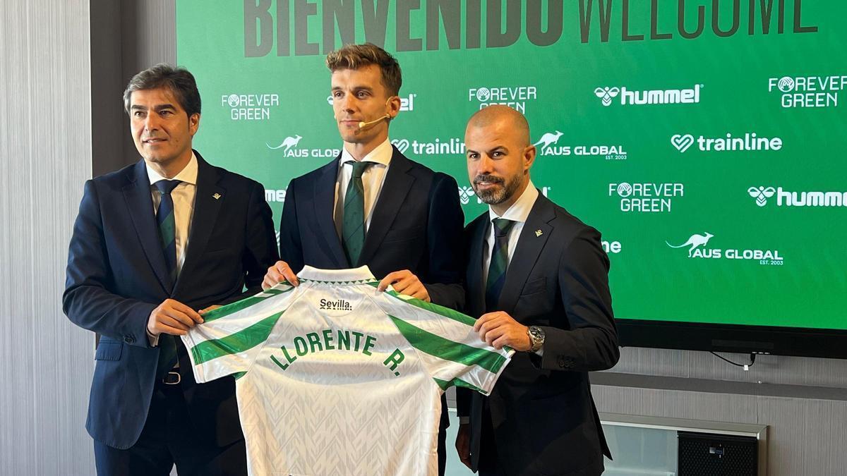 Diego Llorente en su presentación como jugador del Betis junto a Ángel Haro y Manu Fajardo