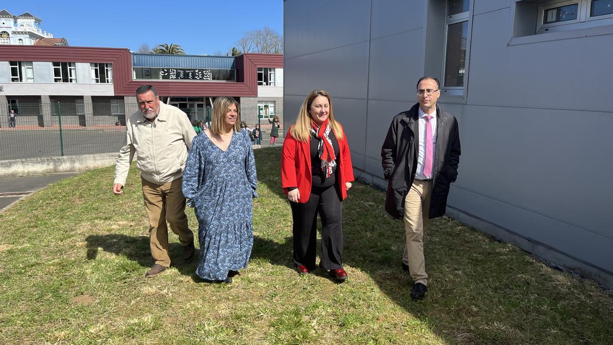 El edil José Luis Nosti, Gimena Llamedo, Lydia Espina y Jesús Bordás, en el exterior de la escuela infantil.