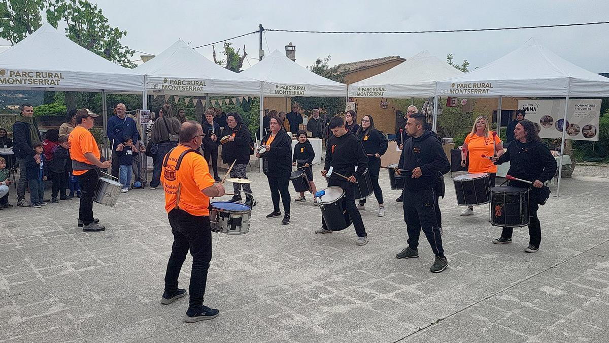 Mig miler de participants de la Marxa del Pelegrí s’aturen a esmorzar a la Fira del Montserratí